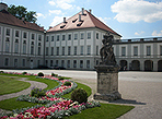 Der Schlosspark und der Landschaftsgarten mit einem Denkmal vor dem Barockbau Schloss Nymphenburg