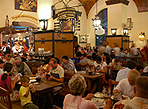 Am Stammtisch im beliebten Hofbruhaus