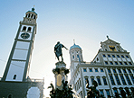 Das Augsburger Rathaus mit Perlachturm und Augustusbrunnen im schnen bayerischen Stdtereiseziel Augsburg