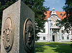 Der Fronhof bei der ehemaligen Augsburger Residenz mit dem Mozartdenkmal