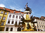Das Augsburger Schaezlerpalais mit dem Herkulesbrunnen im Zentrum der Altstadt von Augsburg